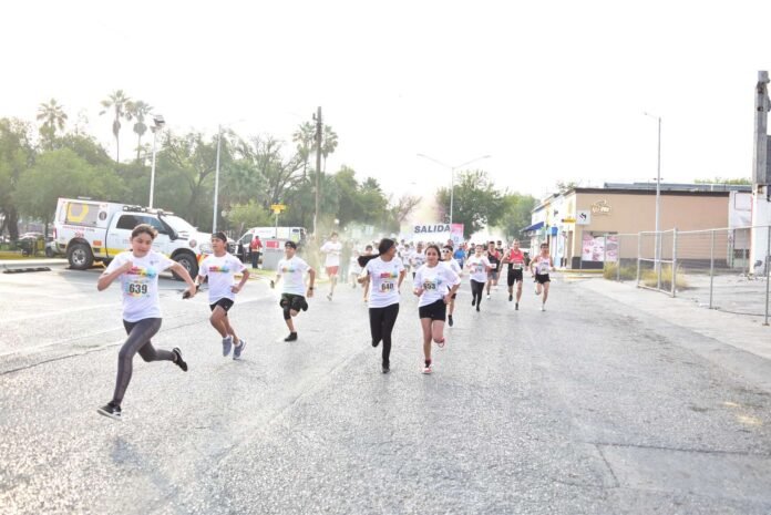 Corredores en la Magic Color Run 2025 en Santiago, Nuevo León