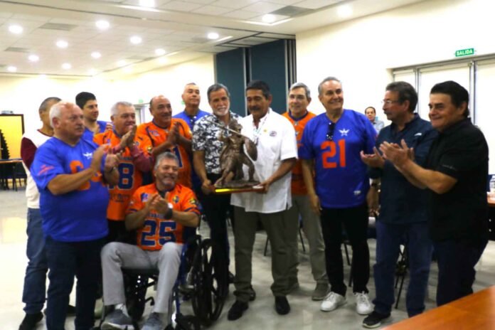 Exjugadores de los Vaqueros campeones de 1977 reciben un reconocimiento durante la ceremonia en Prepa 2 y SAFANAL.